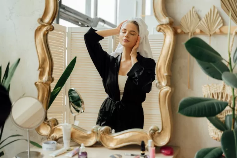 Femme pensive se regardant dans un miroir, réflexion sur son corps
